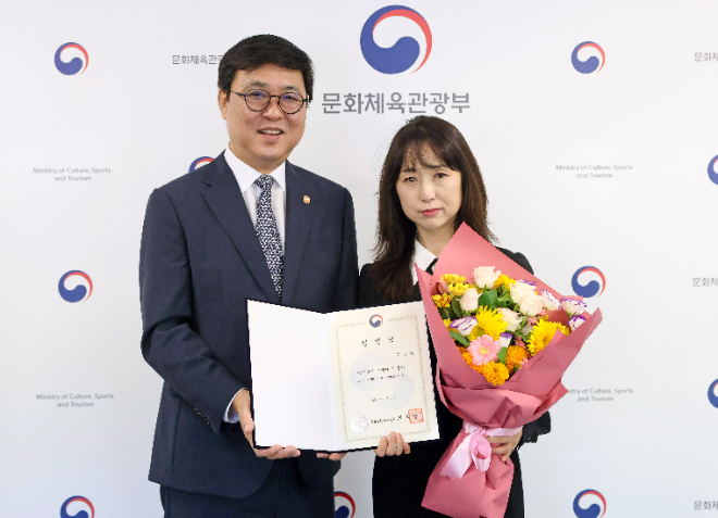 최휘영 문화체육부 장관(왼쪽)이 6일 신임 국악방송 사장으로 임명된 김은하 사장에게 임명장을 수여한 뒤 기념사진 촬영을 하고 있다. (사진제공=국악방송)