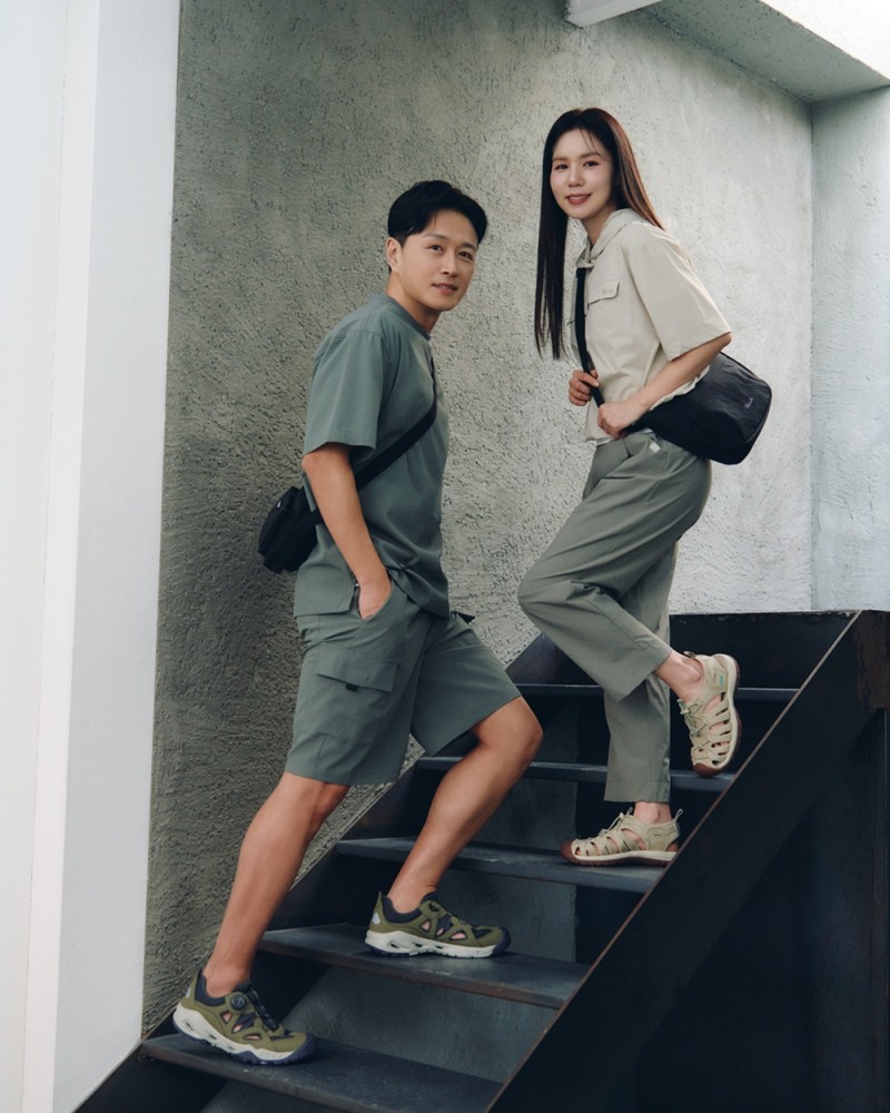 마운티아 화보컷 (진태현-라이브라운드티셔츠, 라이브h팬츠, 박시은-카프후드티셔츠, 카프팬츠)./마운티아