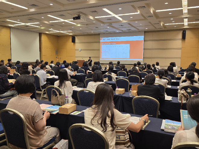 지난 7월, 대전에서 열린 '2026 학부모 연수'에서 입학사정관의 설명에 집중하는 학부모들의 모습. (사진제공=동국대)