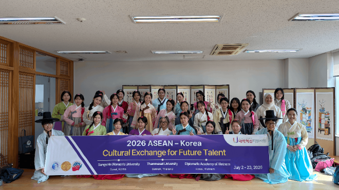 '2026학년도 하계 한-아세안 인재양성 및 문화교류 프로그램' 중 한국에서 진행된 한복 및 다도 체험에 참여한 3개국 학생들이 기념 촬영을 하고 있다. (사진제공=성신여대)