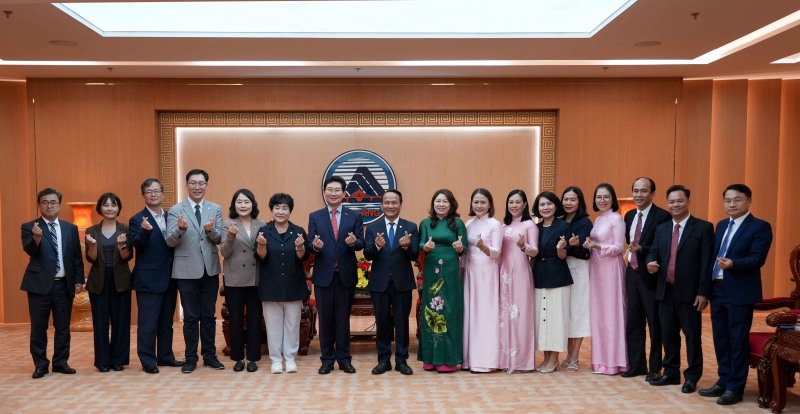 6일 다낭시청에서 이상일 시장(왼쪽 일곱째)과 장정순 시의장(왼쪽 여섯째), 신나연 자치행정위원장(왼쪽 다섯째), 강영웅 시의원(왼쪽 넷째)이 응우옌딘빈 위원장(왼쪽 여덟째) 등 다낭시 조국전선위원회 및 다낭시 관계자들과 기념사진을 찍고 있다. /용인시