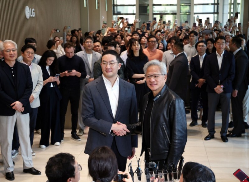 구광모(왼쪽) LG 회장과 젠슨 황 엔비디아 최고경영자(CEO)가 6월 8일 서울 영등포구 LG 트윈타워에서 만나 악수하고 있다. 연합뉴스