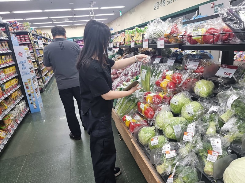성남시 관계자가 마트에 들려 시장물가 모니터링