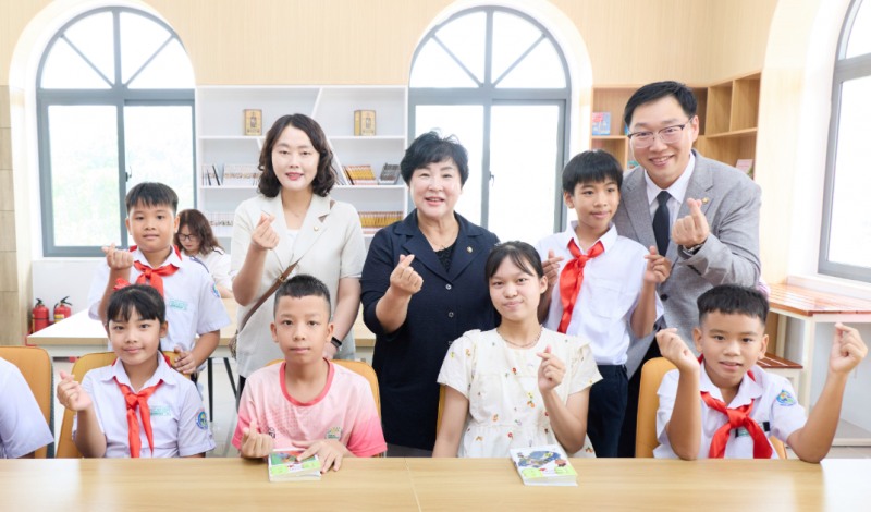 용인특례시의회는 용인 공공 디지털 도서관을 방문해 이용자들과 기념촬영을 하고 있다./용인시의회