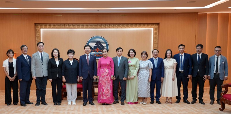 7일 다낭시청에서 이상일 시장(왼쪽 여섯째)과 장정순 시의장(왼쪽 다섯째), 신나연 자치행정위원장(왼쪽 넷째), 강영웅 시의원(왼쪽 셋째)이 응우옌티안티 인민위원회 부위원장(왼쪽 일곱째) 등 다낭시 관계자들과 기념사진을 찍고 있다./용인시