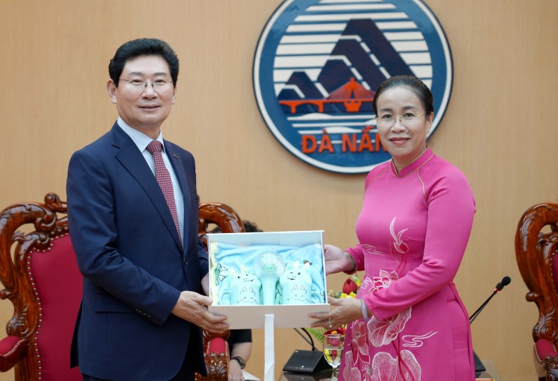 7일 다낭시청에서 이상일 시장과 응우옌티안티 다낭시 인민위원회 부위원장과 기념품을 교환하고 있다./용인시