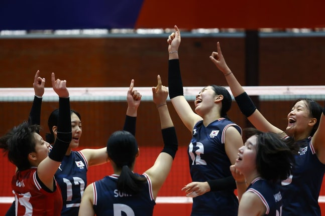 세리머니 하는 17세 이하 여자배구대표팀 선수들 / 사진=FIVB 홈페이지 캡처. 연합뉴스