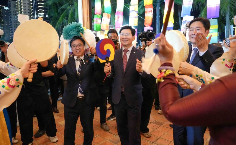7일 다낭시 동해공원에서 이상일 시장이 한국-베트남 페스티벌 개막식 길놀이에 참여하고 있다/용인시