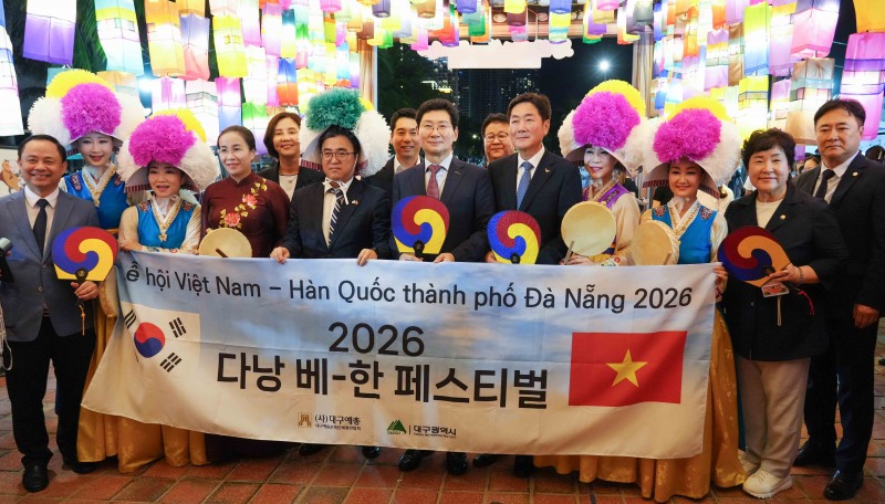 7일 다낭시 동해공원에서 이상일 시장이 장정순 시의장, 응우옌티안티 다낭시 부인민위원장, 한정일 총영사, 조용호 오산시장 등 개막식 참석자들과 기념사진을 찍고 있다/용인시
