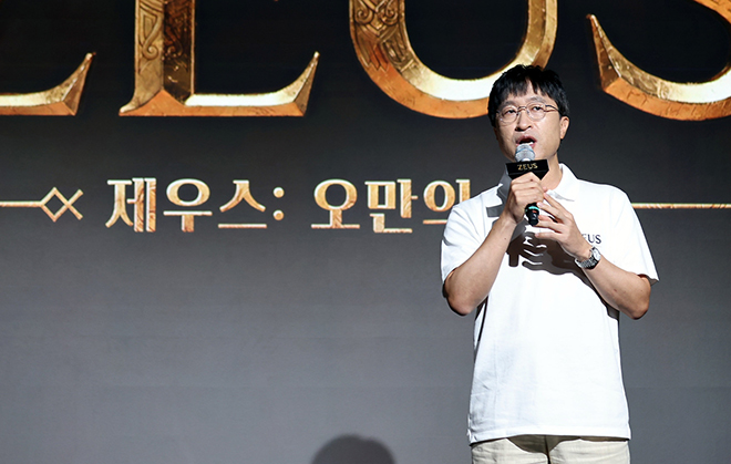 '제우스 오만의 신' 쇼케이스에서 컴투스 남재관 대표이사가 환영사를 하고 있다. 사진 제공: 컴투스