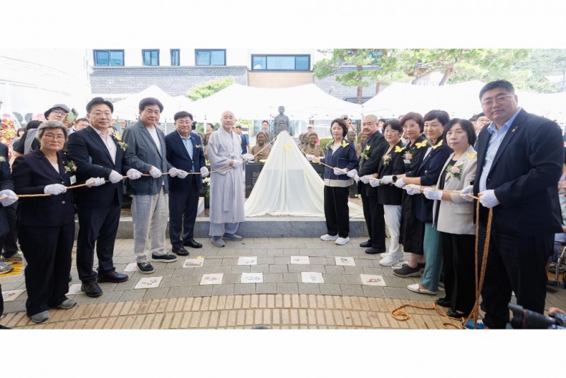 8일 오전 경기도 광주시 나눔의 집에서 열린 2026년 일본군 '위안부' 피해자 기림의 날 기념식에서 추미애 경기도지사, 나눔의 집 대표이사 세영스님 및 참석자들이 흉상 제막 전 기념촬영을 하고 있다./경기도