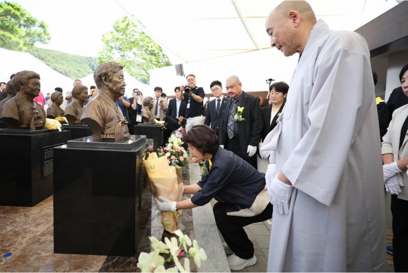 8일 오전 경기도 광주시 나눔의 집에서 열린 2026년 일본군 '위안부' 피해자 기림의 날 기념식에서 추미애 경기도지사가 흉상 제막 후 헌화를 하고 있다./경기도