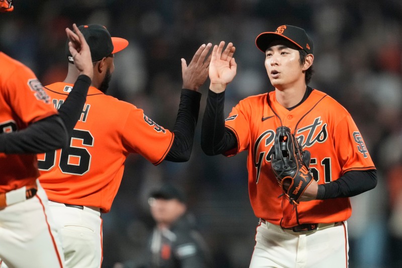 8일 경기 후 동료와 하이 파이브 는 이정후. / 사진=연합뉴스