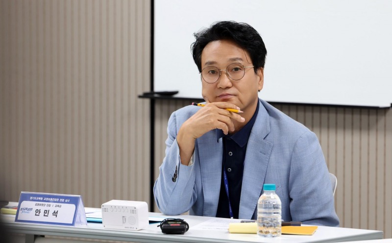 면접을 보고 있는 안민석 경기도교육감. /페북 캡처