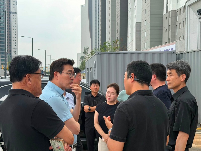 최원용 평택시장이 서희스타힐스 입주 예정자들과 대화를 학있다. /페북캡처