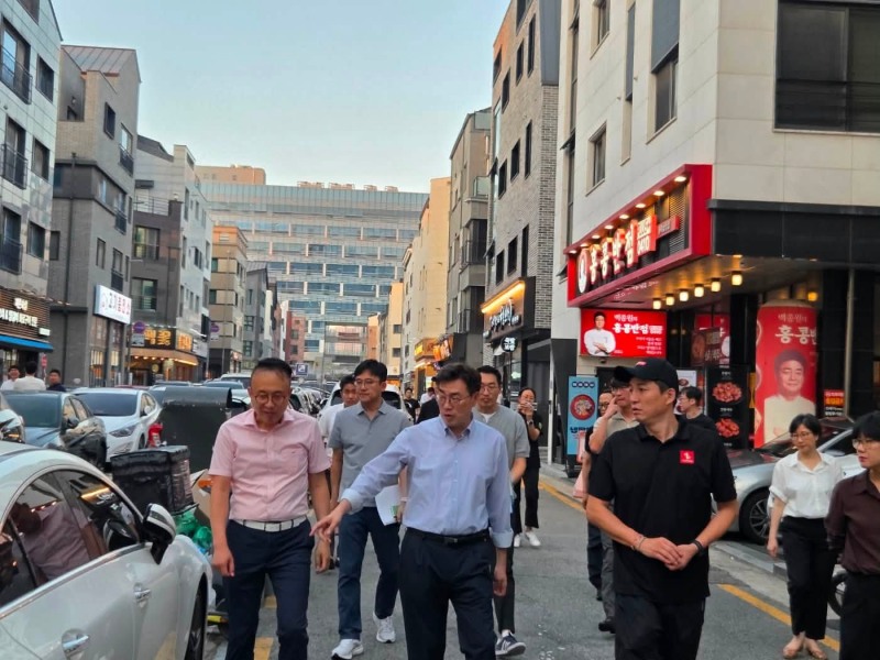 최원용 펴액시장이 고덕택지상가 주차현실을 살피고 있다. 페북 캡처