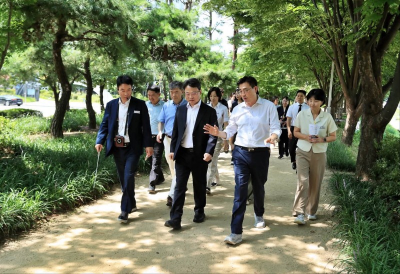 최원용 평택시장이 박은식산림청장과 함께 통복천 바람길숲을 점검하고있다. /페북 캡처
