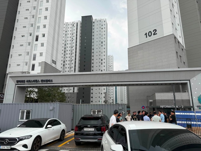 서희스타힐스 유치권 현장을 방문한 최원용 평택시장이 입주 예정자들과 대책을 논의하고있다. /페북 캡처