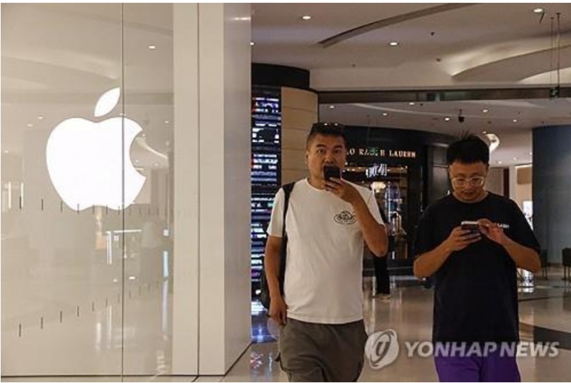 애플이 아이폰 아이패트 등 중국내 제품들에 대해 중국의 CXMT에서 생산한 D램 사용을 시험 적용하고 있다고 월스트리트저널(WSJ)이 9일(현지시간) 보도했다. 사진=EPA, 연합뉴스