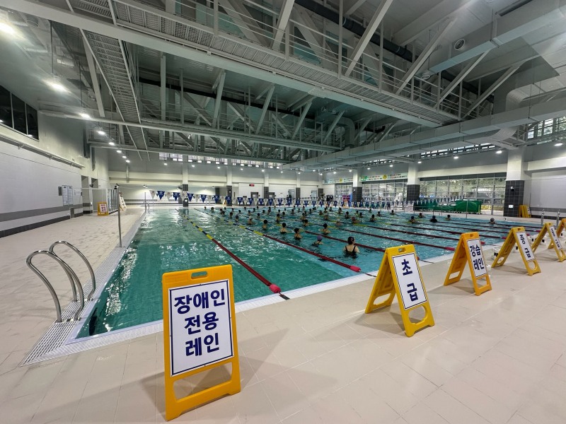 용인특례시가 동백미르휴먼센터 수영장에 장애인 전용레인을 운영한다. /용인시
