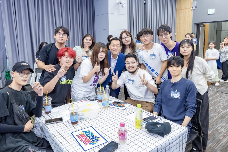 이재준 수원시장이 새빛 글로벌 프렌즈로 활동하는 이주민들과 함께하고 있다./수원시