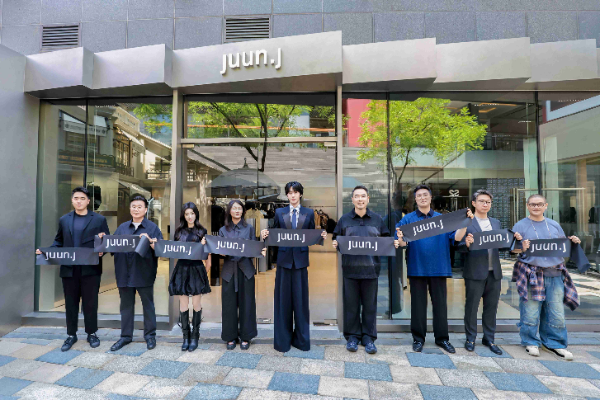 중국 베이징에서 진행된 싼리툰 타이쿠리의 준지 신규 매장 오픈 이벤트에서 준지의 글로벌 앰배서더로 활약 중인 배우 안효섭(가운데)과 이현직 미스토홍콩 총괄법인장(오른쪽에서 네번째), 오준영 미스토상해 법인장(오른쪽에서 세번째), 박남영 삼성물산 패션부문 부문장(왼쪽에서 네번째)을 비롯한 관계자들이 기념사진을 촬영하고 있다.