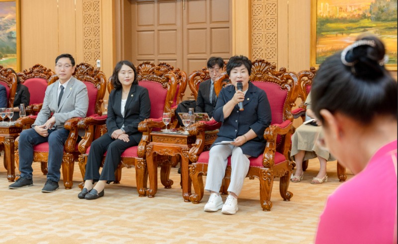 용인특례시의회는 베트남 다낭시 공식 방문 나흘째인 7일 다낭시 인민위원회 관계자들과 간담회를 갖고 양 도시의 실질적인 교류 확대 방안을 논의했다. /용인시의회