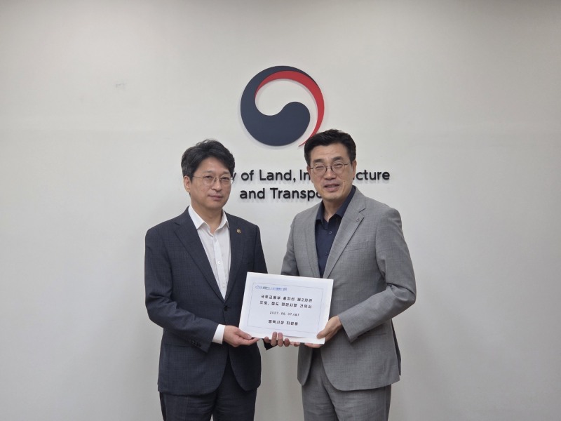 최원용 평택시장(우)이 홍지선 국토교통부 제2차관(좌)과 함께 하고있다. /평택시