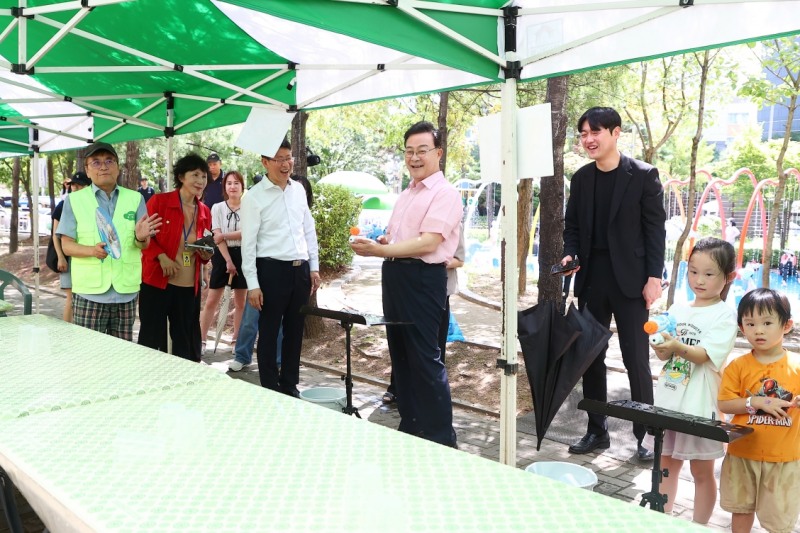 김성제 의왕시장의 물방울놀이터 물놀이 축제 참석 모습. /의왕시