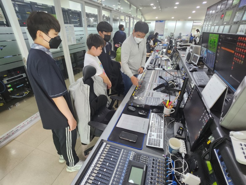 미사경정장 방송실에서 학생들이 참여한 가운데 방송 전문가가 방송장비 작동방법을 설명하고 있다