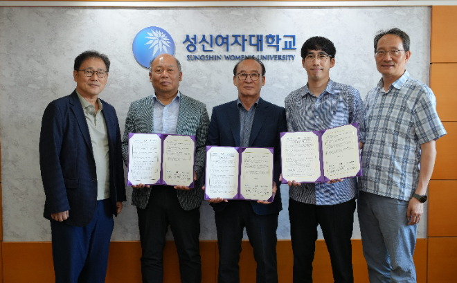 지난 6일 성신여대 수정캠퍼스에서 열린 '업무협약식' 기념사진. (왼쪽부터) 이성근 성신여대 총장, 엄광열 (재)영월산업진흥원장, 김진동 일진웰바이오(주) 대표이사, 현정은 성신여대 바이오식품공학과 교수, 전용필 성신여대 공과대학장. (사진제공=성신여대)
