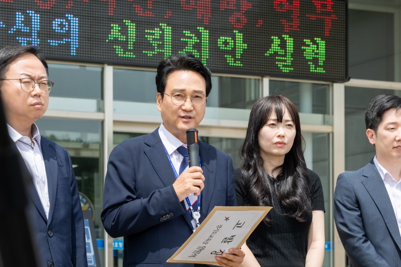 안민석 경기도교육감 고발장 제출 앞서 그동안의 과정을 설명하고있다. /경기도교육청
