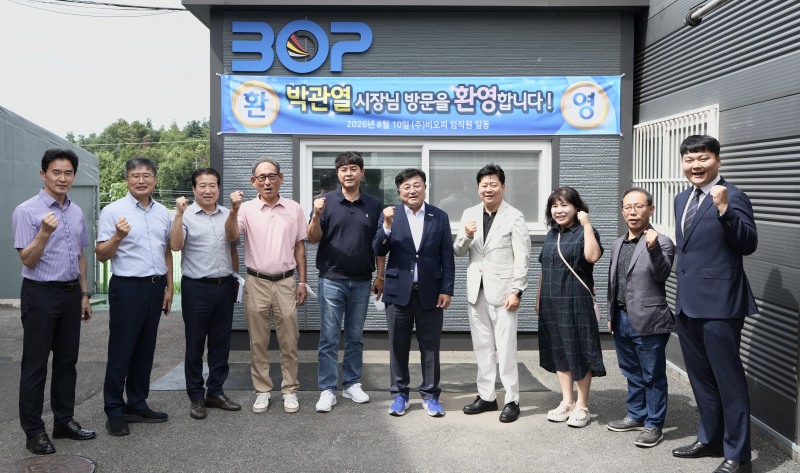 박관열 광주시장의 대기 배출시설 관계자들과 기념촬영을 하고있따. /광주시