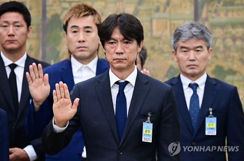 대한축구협회 현안 관련 청문회에서 증인 선서하는 홍명보 전 감독