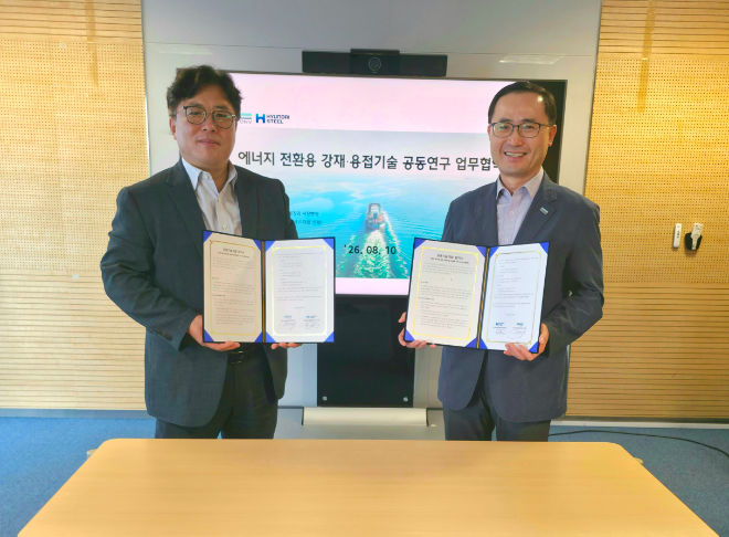 현대제철-DNV 임원들이 미래 에너지용 강재·용접기술 인증체계 구축 및 공동기술개발 업무협약식dptj 기념 촬영을 하고 있다. (왼쪽부터) 현대제철 제품개발센터장 권태우 상무, DNV Korea Maritime 기술개발지원부 문영환 본부장. 사진= 현대제철