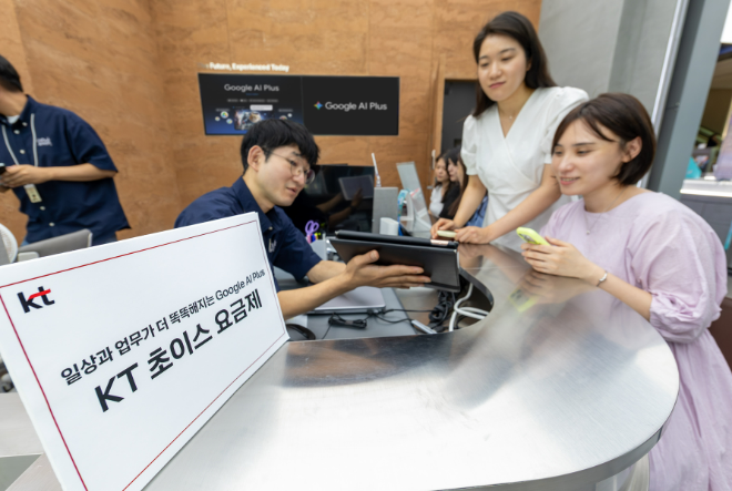 KT 모델들이 신규 초이스 라인업을 소개하고 있다. 사진=KT