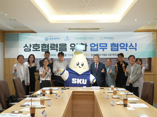 성결대학교와 ㈜레티튜, ㈜카이로스글로벌, 테트라젠㈜ 관계자들이 산학협력 업무협약 체결 후 성결대학교 공식 마스코트 ‘스쿠아(SKUAH)’와 함께 기념촬영을 하고 있다. (사진제공=성결대)