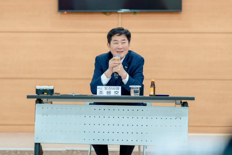 조용호 오산시장이 주민들과 대화를 하고있다. /오산시