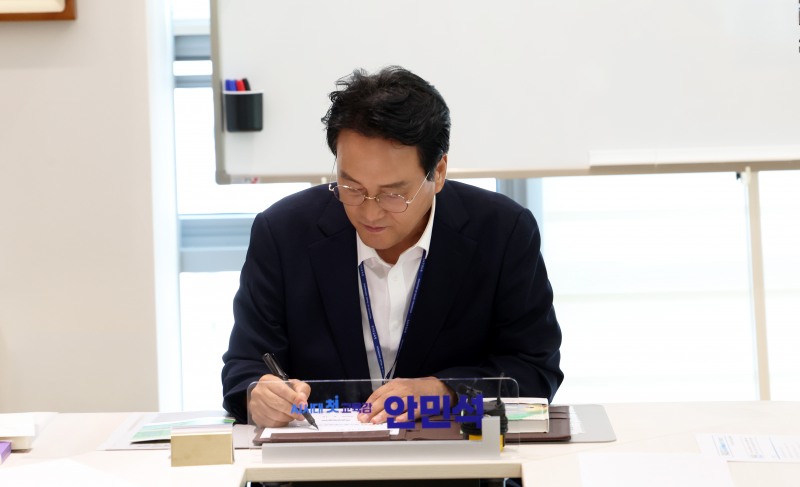 안민석 경기도교육청이 4호 결재를 하고있다. /경기도교육청