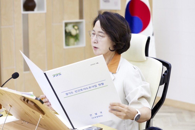 추미애 경기도지사가 업무보고서를 살피고 있다. /경기도