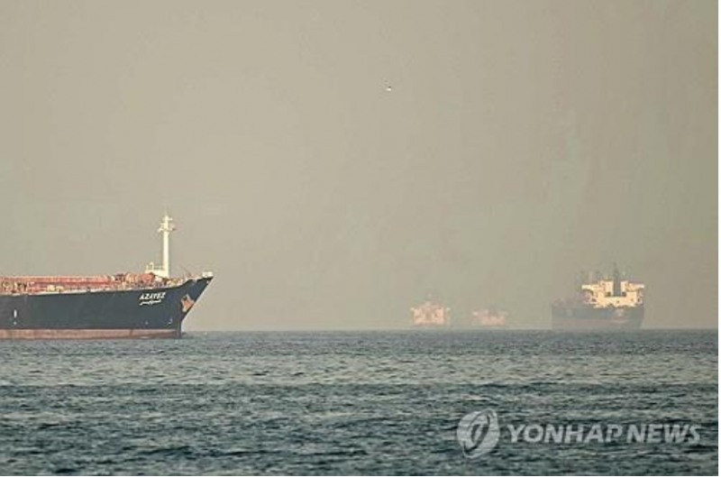 바브엘만데브 해협을 지나던 이집트 소유 화물선이 11일(현지시간) 후티 반군의 탄도미사일 공격으로 6명이 사망하면서 홍해마저 위협을 받고 있다. 사진=AFP, 연합뉴스