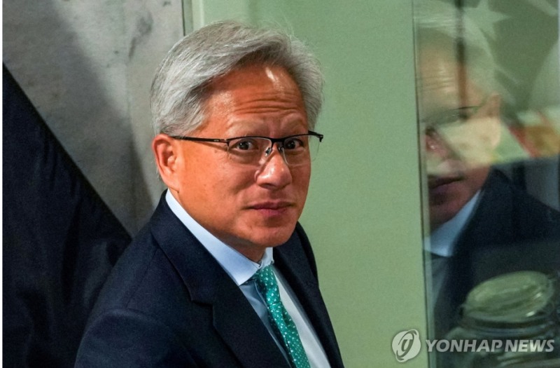 엔비디아가 매개변수 1개조짜리 AI 모델인 '네모트론4'를 개발중이라고 로이터통신이 11일(현지시간) 보도했다. 사진=로이터통신, 연합뉴스