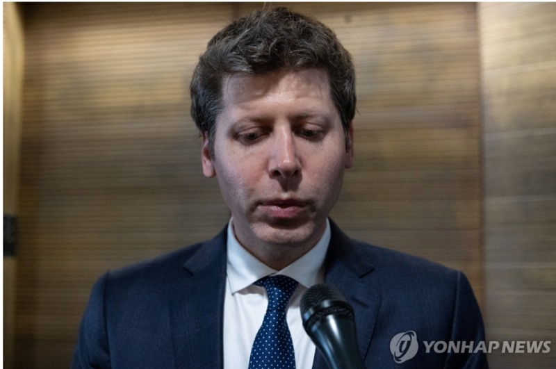 오픈AI가 IPO를 앞두고 라이트캡 COO가 퇴사하면서 고위임원들이 연쇄적으로 이탈하고 있다. 사진=샘 올트만CEO, 로이터통신, 연합뉴스