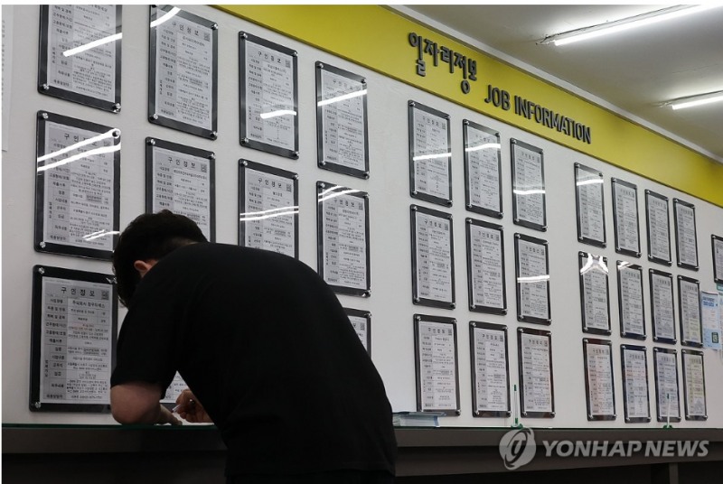 7월 청년(15~29세) 실업률이 5년 6개월만에 최대폭으로 증가했다고 국가데이터처가 12일 발표했다. 사진=연합뉴스