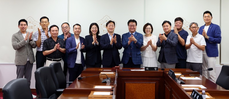 민주평통 오산시협의회 간담회 후 참석자들의 기념촬영 모습. /오산시의회