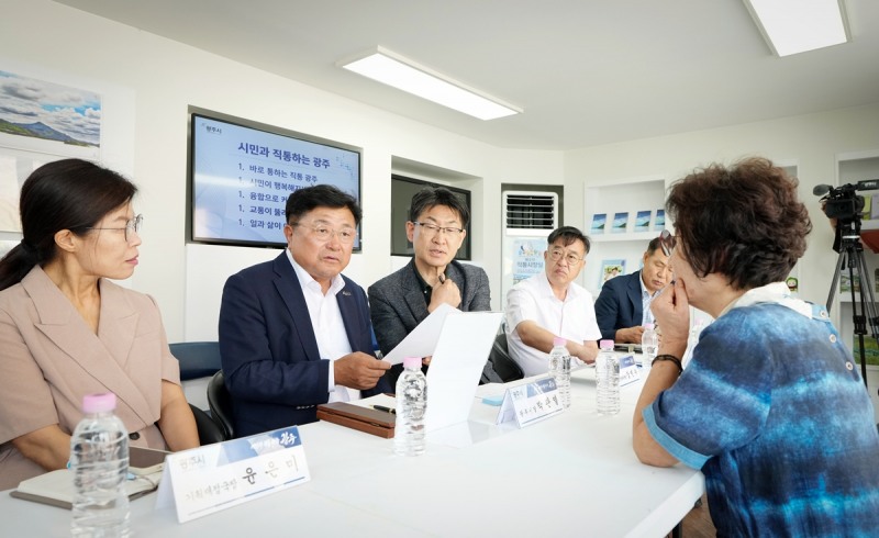 박관열 광주시장이 지난 10일 경기광주역 광주관광안내소에서 열린 제2차 '직통시장실'에서 시민들과 대화를 니누고 있다. /광주시