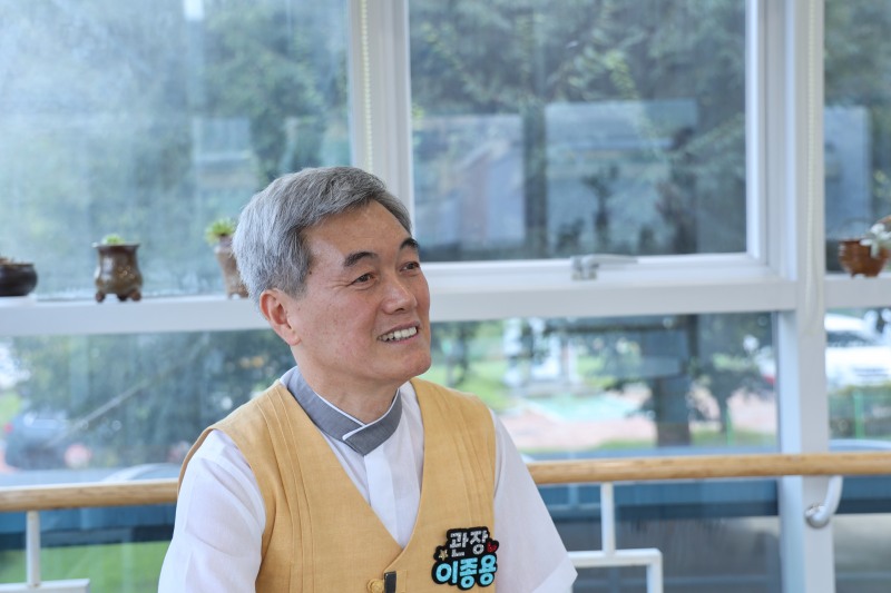 전북 무주군에 위치한 무주장애인노인종합복지관에서 관내 어르신을 대상으로 2026 무주 태권이문화 페스타 일환의 ‘무주 태권시티 경락품새 교육’이 진행 중인 가운데, 이종용 무주장애인노인종합복지관장이 인터뷰를 하고 있다. 사진=무주장애인노인종합복지관