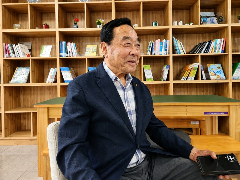 전북 무주군에 위치한 무주장애인노인종합복지관에서 관내 어르신을 대상으로 2026 무주 태권이문화 페스타 일환의 ‘무주 태권시티 경락품새 교육’이 진행 중인 가운데, 이광부 대한노인회 전북 무주군지회장이 인터뷰를 하고 있다. 사진=세계어린이태권도연맹