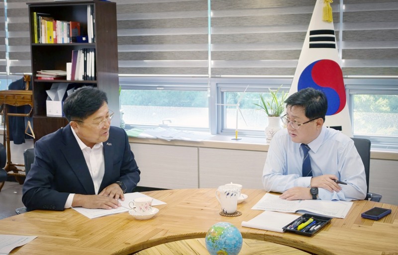 박관열 광주시장이 12일 김성환 기후에너지환경부장관과 대하를 나누고 있다. /광주시