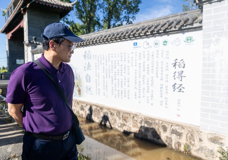 안민석 경기도교육감이12일(현지시간) 중국 흑룡강성 영안시에 위치한 발해농장을 둘러보고 있다./경기도교육청